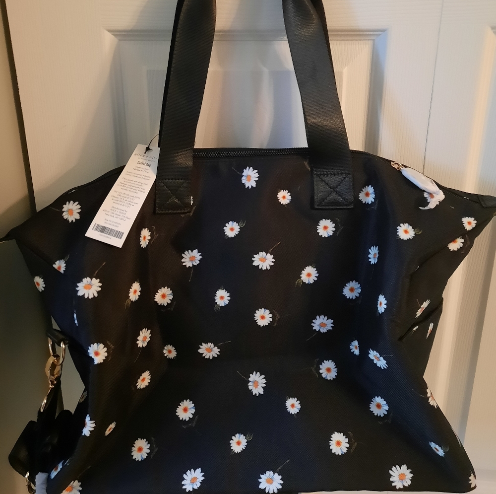 Alice + Olivia Duffel Bag by Stacey Bendet for Fabfitfun Spring 2021.